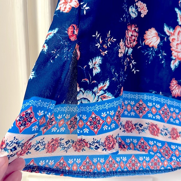 Ladies, Navy & Pink Floral Sleeveless Vented Tunic Blouse || US Medium - Picture 5 of 14